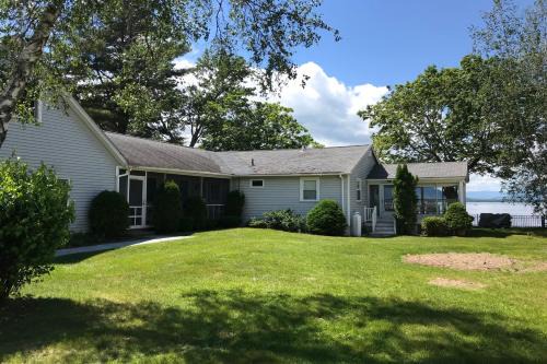 Center Ossipee House | 4 Bed 2 Bath Vacation home in Ossipee