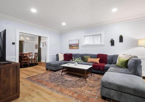 Lakewood House | 4 Bed 2 Bath Walk to Lakewood Restaurants and Shops