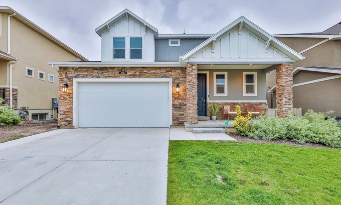 Herriman House | 4 bed/3 bath Home in the HEART of Salt Lake City! Great shopping and food!