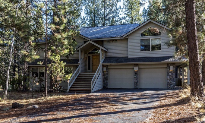 Deer Park House | 4 Bed 4 Bath 3 masters, 10 Shark Passes Included With Rental