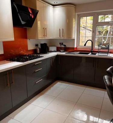 West Parley House | 4 bed home close to The New Forest, Beaches, Shops and Pubs