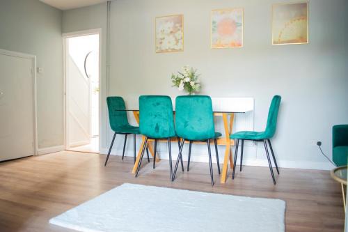 Ealing Common House | 4 Bed Home FREE Parking, Garden