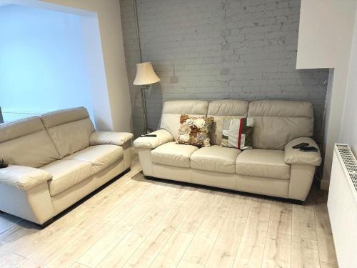 Becontree House | 4 Bed House-Garden-Parking-15 min Elizabeth Line