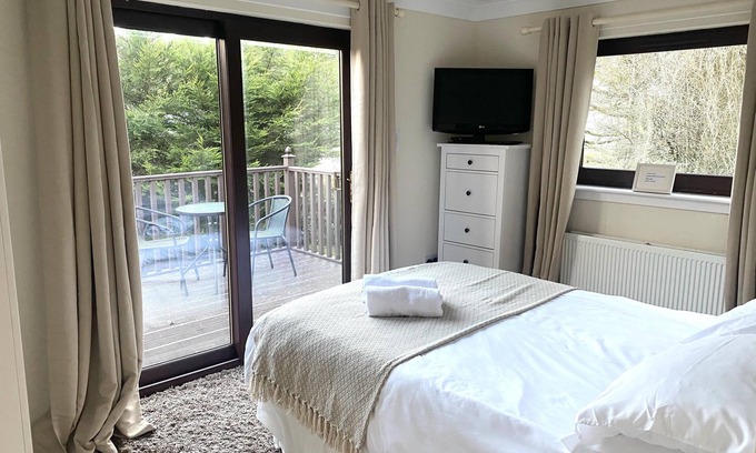 Beattock Cabin | 4 Bed House - Sleeps 9 - HotTub - Parking