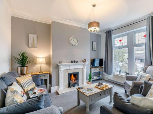 Holmfirth House | 4 Bed in Holmfirth 86032