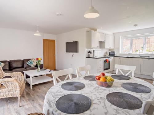 Newport House | 4 Bed in Newport 90251