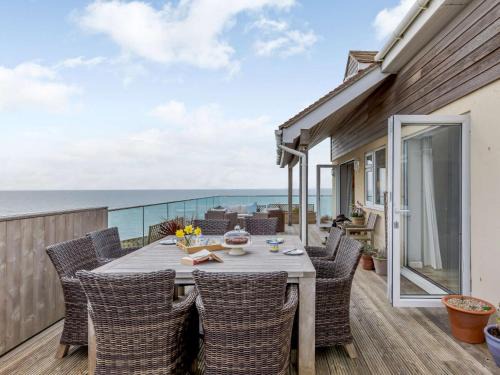 West Bay House | 4 Bed in West Bay 86538