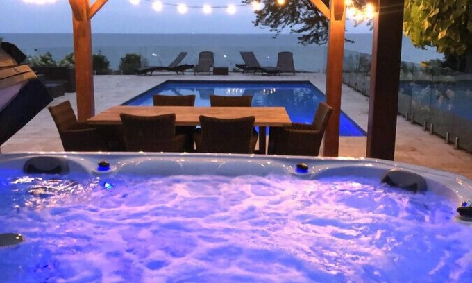 Kingsville House | 4 Bed Lux Oasis with Salt Water Pool Close Nov 1