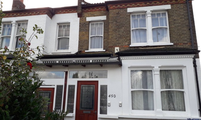 Friern Barnet House | 4 Bed period house with hot tub and great transport