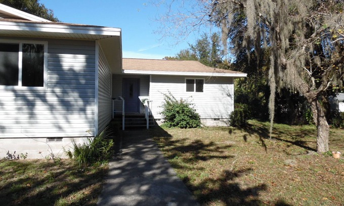 Inverness House | 4 Bedroom 2 bath Home on Little Lake Henderson