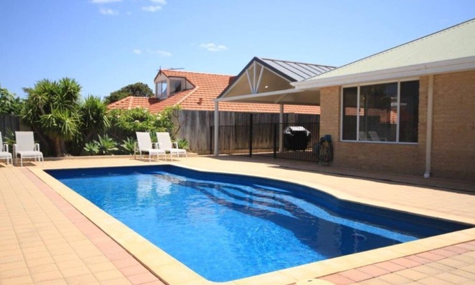 Mindarie House | 4 bedroom 2 bathroom home with large swimming pool walk to Mindarie Marina