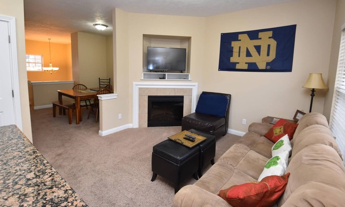 Roseland House | 4 bedroom 3.5 bath townhome mins to Notre Dame Unv.(423)