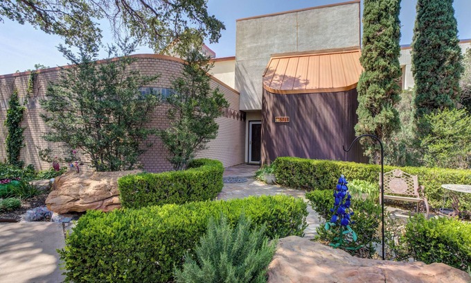 Lubbock House | 4-bedroom 3 bath modern house on Lakeridge golf course in Lubbock with WiFi, AC