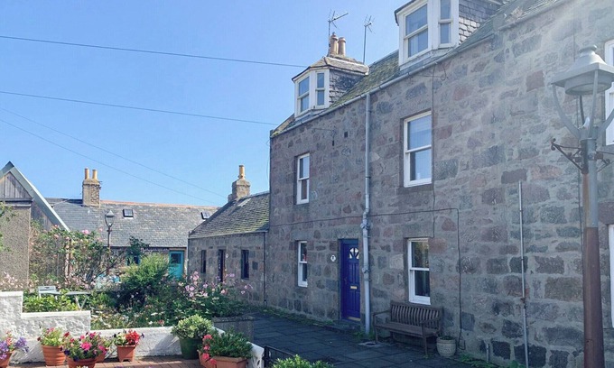 Central Aberdeen Cottage | 4 bedroom accommodation in Footdee, near Aberdeen