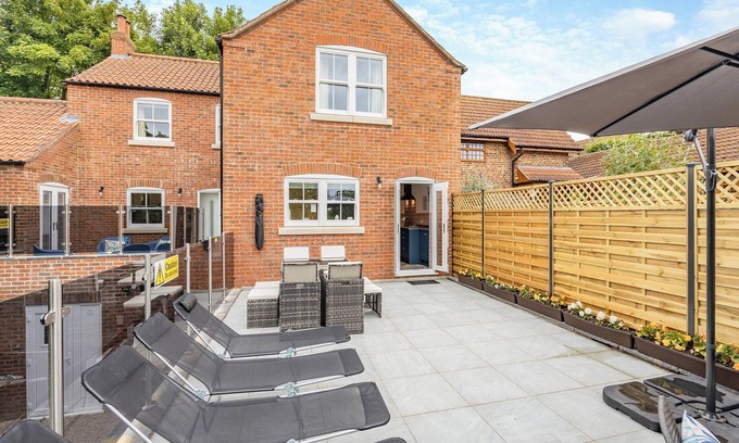 Spilsby Cottage | 4 bedroom accommodation in Welton Le Marsh, near Skegness