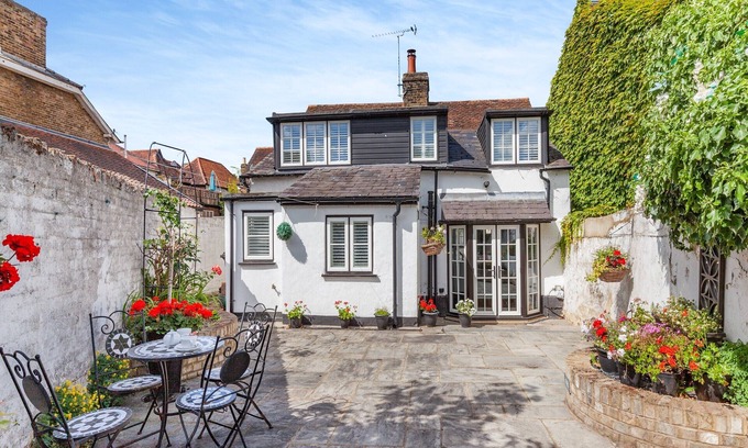 Roydon Cottage | 4 bedroom accommodation in Roydon, near Harlow