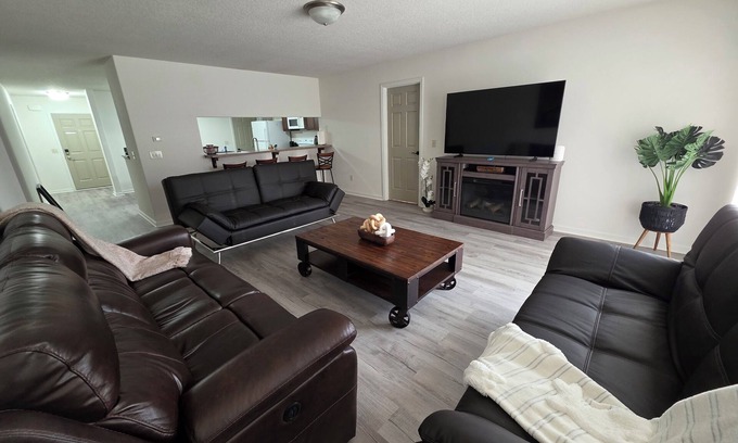 Fort Wayne House | 4-bedroom bungalow in awesome Fort Wayne nwith king size Bed