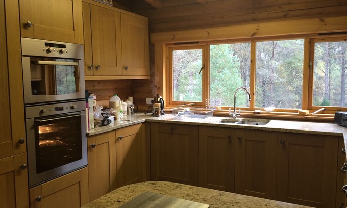 Blairgowrie Cabin | 4 bedroom classic log cabin in beautiful pine trees, free wi-fi, close to skiing