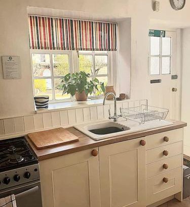 Wickwar House | 4 Bedroom Cottage in Wickwar, The Old Stables Guest House