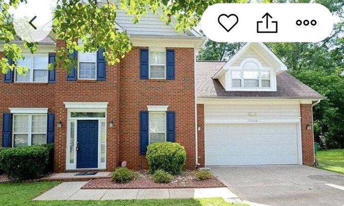 Davis Lake - Eastfield House | 4-bedroom cozy house in charming Charlotte with WiFi, AC, home Security and love