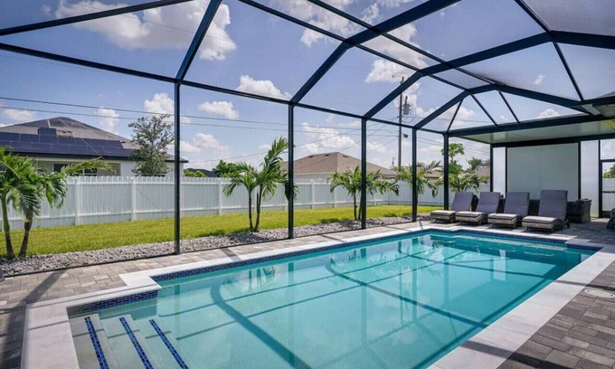 Diplomat House | 4 bedroom/Fenced yard/Pool/Tvs in all rooms