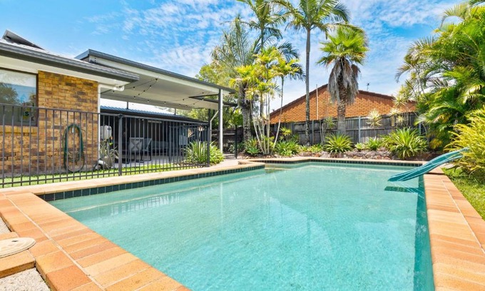 Maroochydore House | 4 bedroom gem with air conditioning, a great outdoor area including pool and you can bring a small dog.