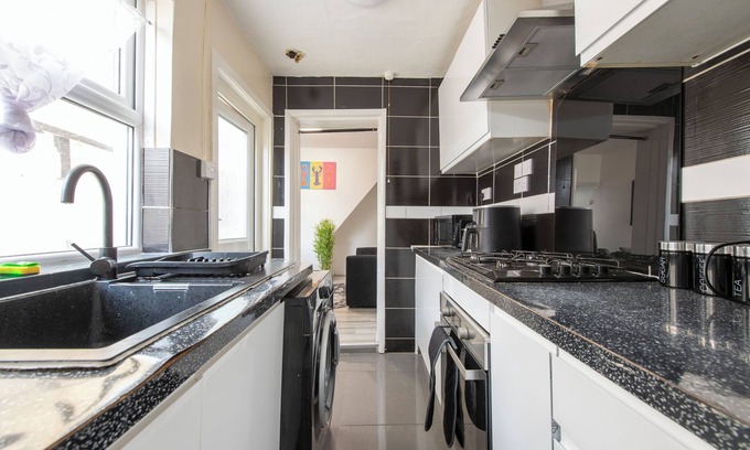 Bensham Manor House | 4-Bedroom, Home, Croydon, Sleeps 8! Family, Group And Contractor Friendly!