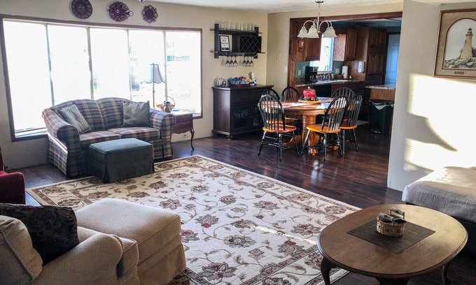 Lakeside House | 4 bedroom home located 1 mile outside the gates of Lakeside off N Shore Blvd