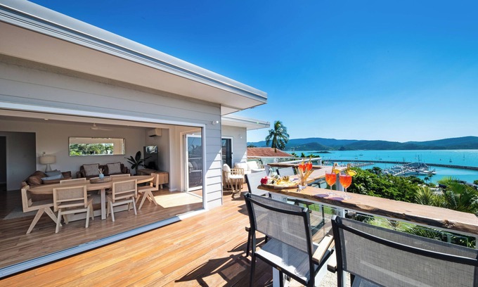 Airlie Beach House | 4 Bedroom Home with Panoramic Ocean Views and pool