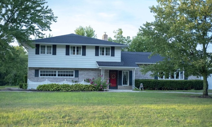 Sugarcreek House | 4 bedroom home with hot tub and beautiful view of Amish Country