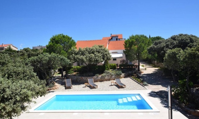 Kolan House | 4-bedroom house in delightful Mandre with private swimming pool