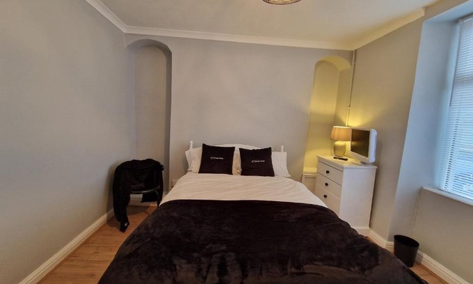 Dowlais House | 4 Bedroom house in Merthyr Tydfil. Near Brecon Beacons National Park