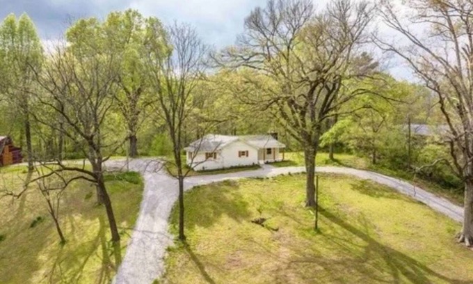 Millington House | 4-bedroom house in wonderful Millington with WiFi, AC- Pond - Barn - 9 acres -