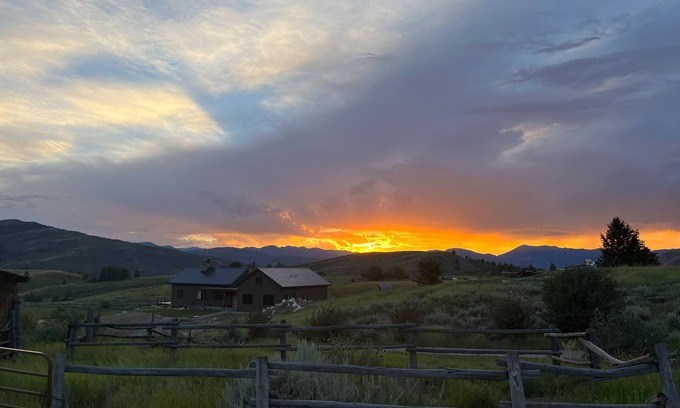 Hoback Junction House | 4-bedroom house on 5 acres with 360 degree views of the Teton Mountain range