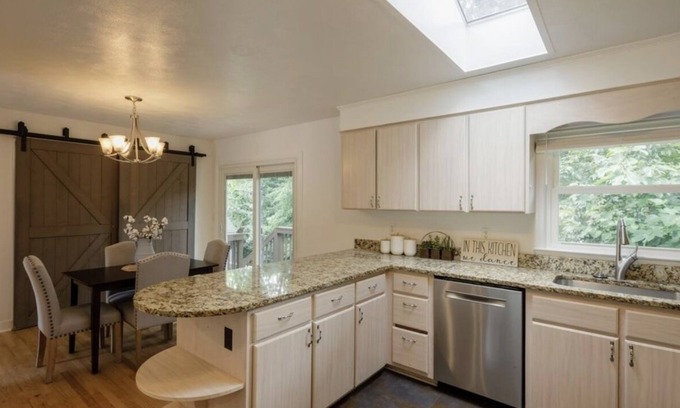 Charlottesville House | 4 bedroom house close by UVA and wineries and barracks Rd shopping center