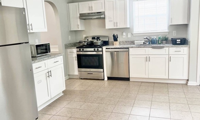 Church Street House | 4-bedroom house with Hot Tub and WiFi in Atlanta - Sleeps 8