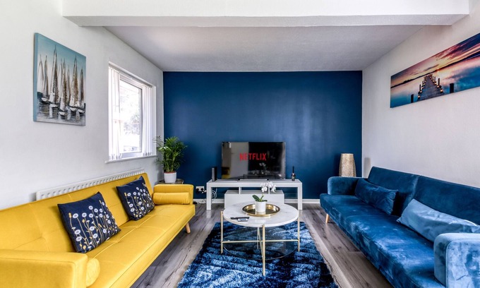 Fairfield House | 4 bedroom house with parking garden and city links