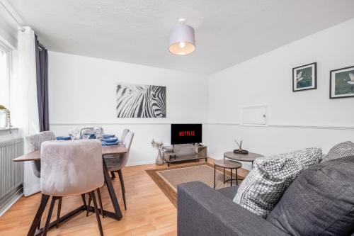 Cambridge Apartment | 4 Bedroom House with Parking & Garden by Cherry Inn Short Let's & Services Accomodation