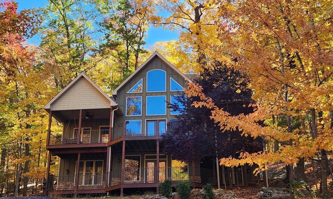 Massanutten House | 4 Bedroom Luxury: FREE SUMMER POOL PASS-PoolTable-Outdoor Fireplace-Views-PS5