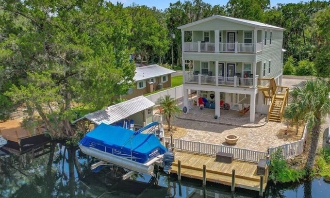 Homosassa House | 4 bedroom on deep water canal w/boat dock. Ideal quiet location. 4 kayaks.