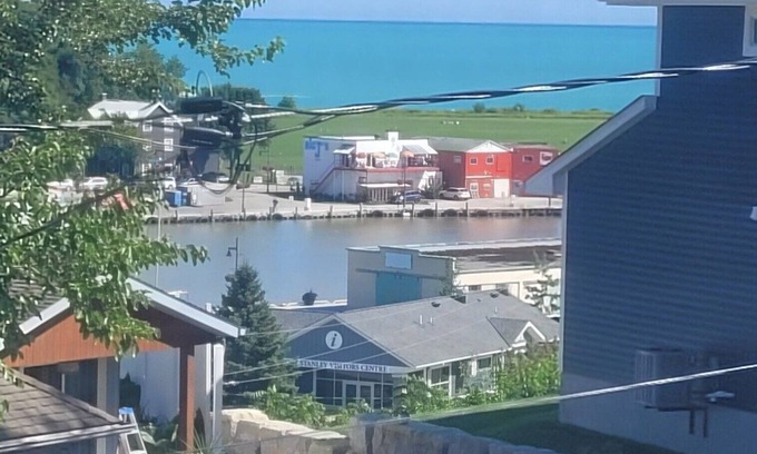 Port Stanley House | 4 bedroom - partial view of the lake - 5 minute walk to the beach