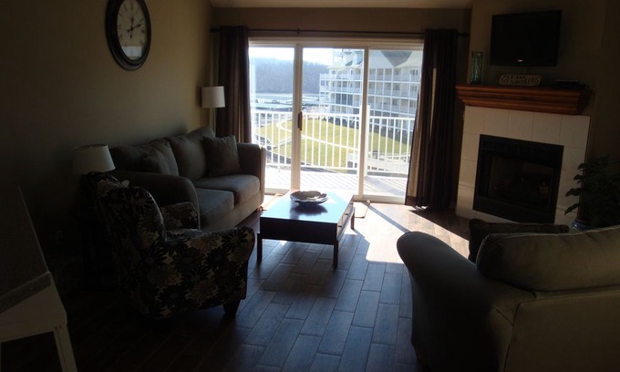 Osage Beach Apartment | 4 Bedroom Plus Loft, 3 Bathroom, Family Condo At Parkview Bay! FREE WIFI