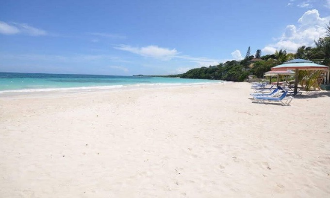 Silver Sands Villa | 4 bedroom Private beachfront Villa with Staff