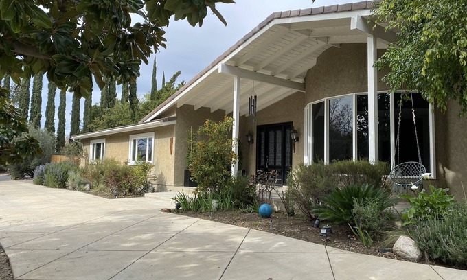 Thousand Oaks House | 4 bedroom retreat in luxury residential neighborhood