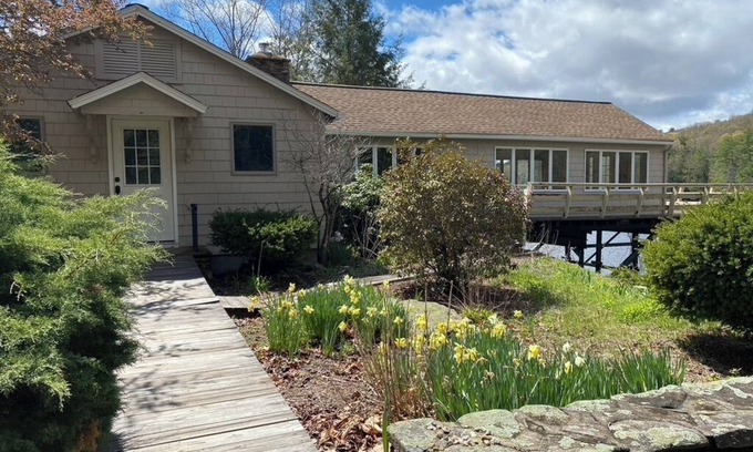 Hubbardston House | 4 Bedroom Rustic Cottage Overlooking Lake