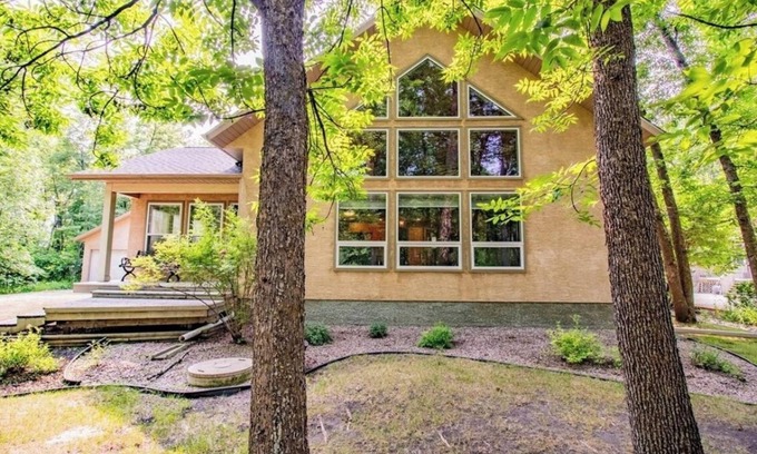 Gimli House | 4 Bedroom Steps From the Lake