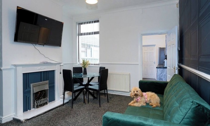 Tunstall House | 4-bedroom- Stoke-on-Trent sleeps 8- pet friendly