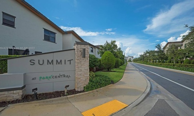 Doral House | 4 Bedroom Townhome 439356 by Houzlet