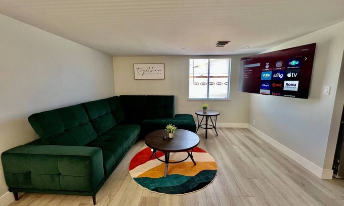 Paradise House | 4-bedroom vacation home 5 minutes to Fremont Street