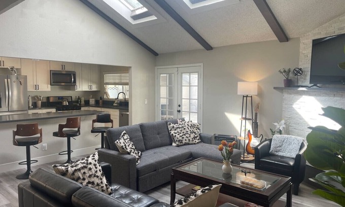 Paradise House | 4 Bedroom Vegas Retreat w/Pool!